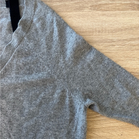 Theory Saline B. Cold Shoulder 100% Cashmere Gray Cardigan Small Petite - Picture 8 of 12